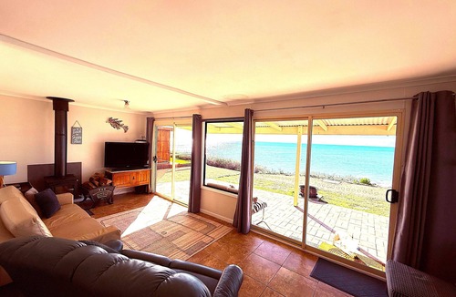 Carribie House | Dot n Pats ~ Absolute Beachfront! Free Wifi