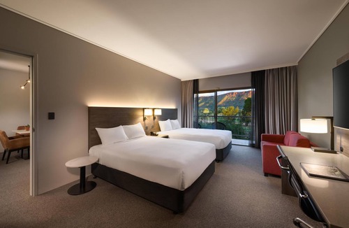 Desert Springs Hotel | DoubleTree by Hilton Alice Springs