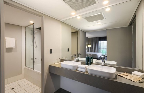 Desert Springs Hotel | DoubleTree by Hilton Alice Springs