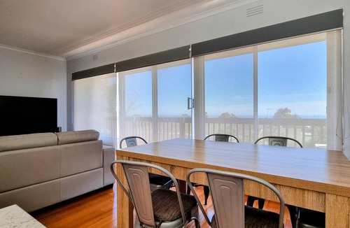 Dromana House | Dromana getaway with a view, air con and wi-fi.