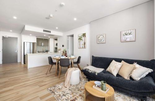 Southport Apartment | Dual Master Suites Near Broadwater High-Floor View