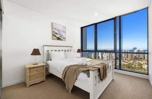 Southport Apartment | Dual Master Suites Near Broadwater High-Floor View
