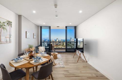 Southport Apartment | Dual Master Suites Near Broadwater High-Floor View