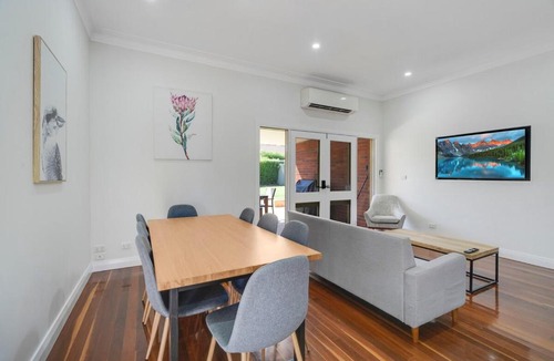 Dubbo Villa | Dubbo 4BR Getaway with Full kitchen, Patio & Grill