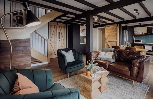 Smiths Gully House | Duck'n Hill Barn (& EV charge station!)