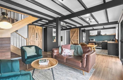 Smiths Gully House | Duck'n Hill Barn (& EV charge station!)