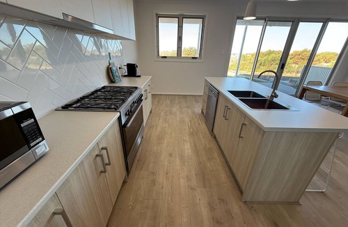 Muloowurtie House | Dune Sea - Modern 2 storey , Beachfront! Off Peak special available!