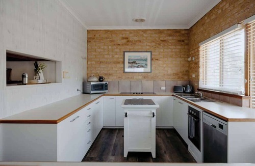 Eagle Bay House | Eagle Bay Eyrie—Serene Bushland Retreat by the Sea