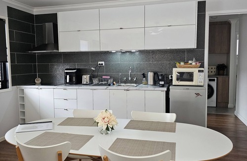 Rochedale South Apartment | Easy Access to Brisbane - Gold Coast Private Guest Unit w/on-site Parking