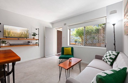 Curl Curl Apartment | Easy Beach Access from Tranquil Retreat