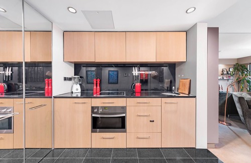 Kings Cross Apartment | Eccentric exec 1BR apartment in Potts Point hub - with a pool