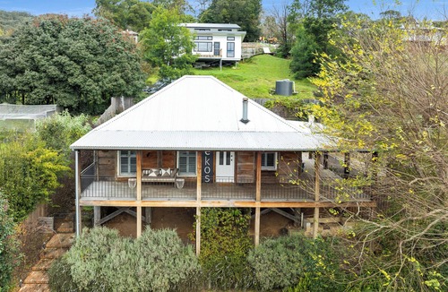 Kangaroo Valley Cottage | Eekos Cottage. Rustic cottage close to town.