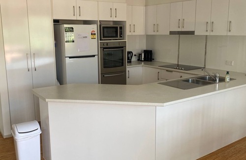 Elanora House | Elanora Escape Pet Friendly 3 bedroom 2 bath family home