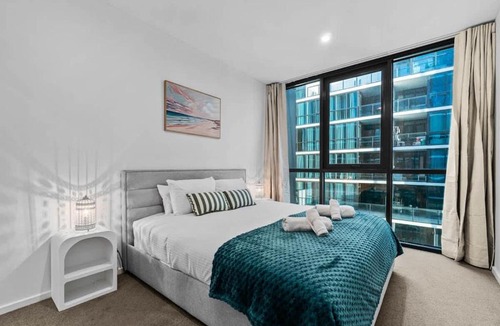 Adelaide Central Business District Apartment | Elegant 1BR CBD Apt Walkable - Parking - WiFi