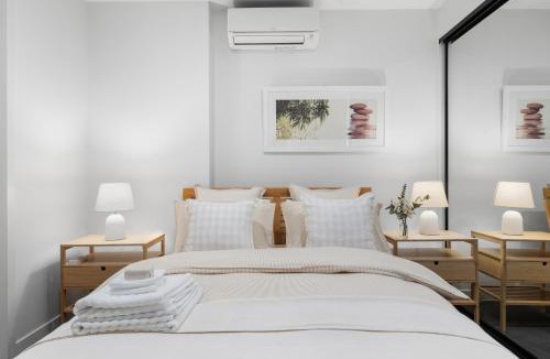 Caulfield North Apartment | Elegant 2-Bedroom, 2-Bathroom Apartment at Caulfield Park with Balcony & Parking