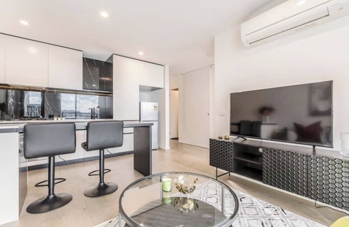 Richmond Apartment | Elegant & Charming Apt in Vibrant Richmond