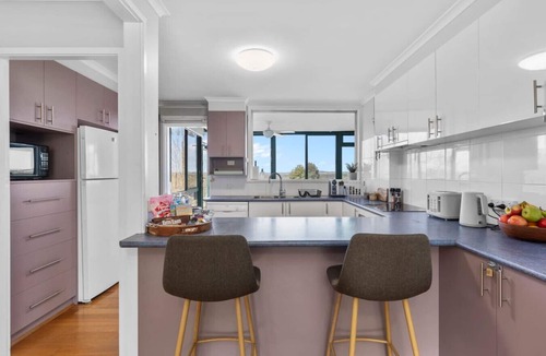 Kooringal House | Elevated Entertainer | Views & Spacious Yard