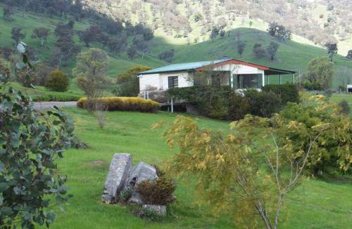 Little River House | Elm Cottage Tumut