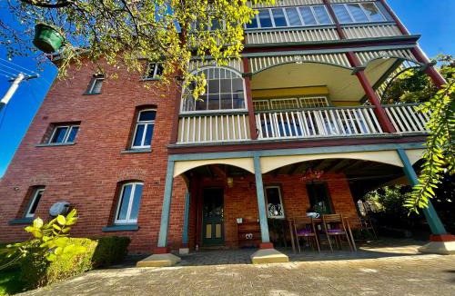 East Launceston Apartment | Elsmere Heritage Gardens & Accom