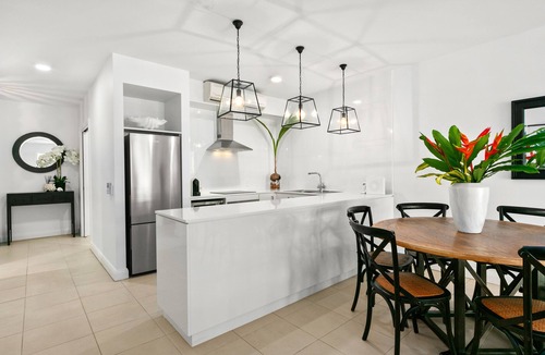 Palm Cove Hotel | Elysium Private Accommodation at The Beach Club