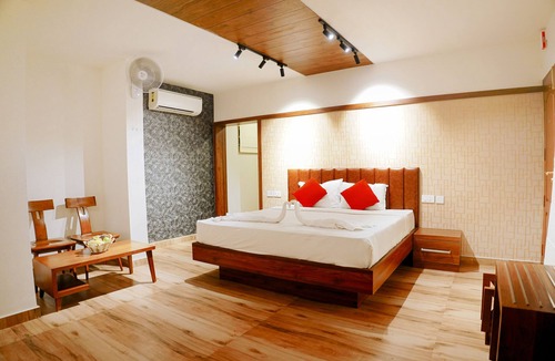 Pulamanthole Hotel | Emarald Ayurvedic Resort