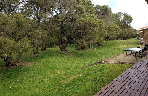 Emu Point Hotel | Emu Beach Chalets