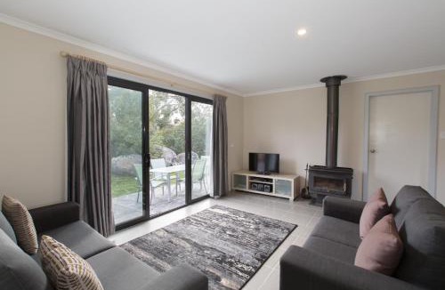 Jindabyne House | Emu Rest Touchdown Cottages
