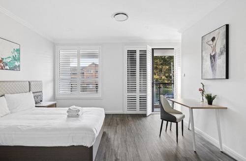 Cabramatta House | Ensuite Bathroom Comfort Double Bed at Central Cabramatta
