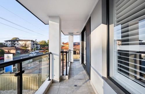 Cabramatta House | Ensuite Bathroom Comfort Double Bed at Central Cabramatta