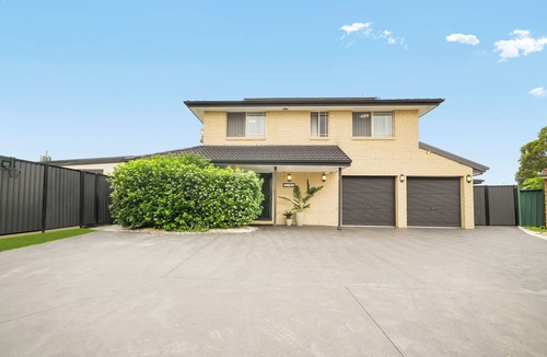 Plumpton House | Entire Home in Plumpton | Sleeps 9 | 8-Car Parking Near Eastern Creek