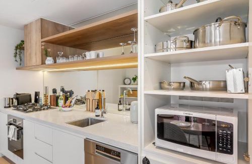 South Melbourne Apartment | Entire Luxury Apartment City Views