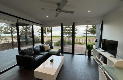 Esperance House | Esperance Waterfront Apartment