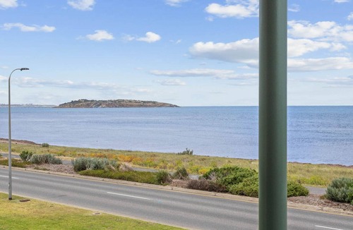 Victor Harbor House | Esplanade 3BR Holiday Home with Beautiful Ocean Views