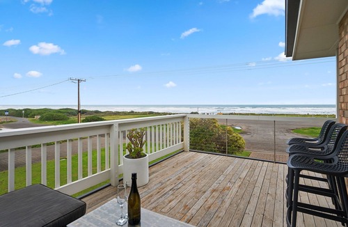 Middleton House | Esplanade Escape, Beachfront, Whale Watching, Surf