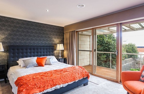 Torquay House | Esplanade Frontage 219a Sea Views Steps to the beach