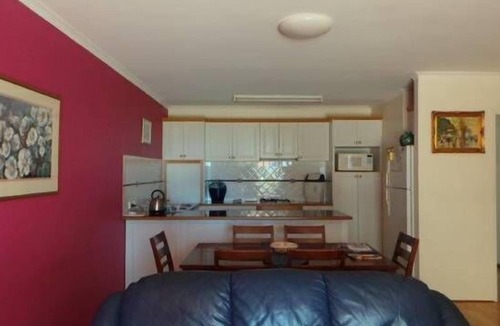 Rockingham Apartment | Esplanade Rockingham, opposite the beach