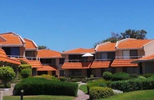 Rockingham Apartment | Esplanade Rockingham, opposite the beach