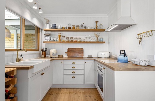 Flinders House | Evening Tide - Beautiful spacious pet friendly home next to the ocean.