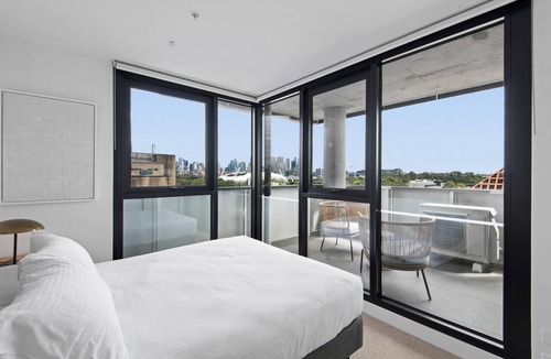 Cremorne Apartment | Executive 2-Bed Apartment with Views, Gym and Spa
