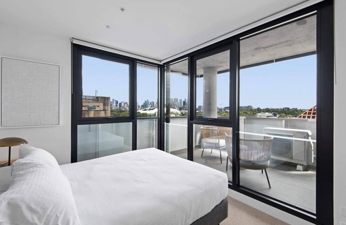Cremorne Apartment | Executive 2-Bed Apartment with Views, Gym and Spa