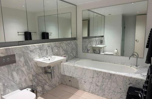 Capital Hill Apartment | Executive 2B2B Luxury Apartment Barton- 7-10 min walk to PH, M-Oval & Lake BG