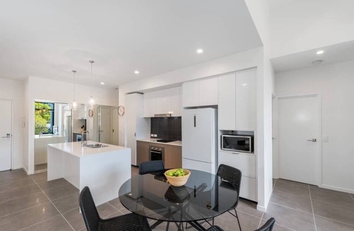 Bulimba Apartment | Executive 3BR Bulimba apartment near Oxford St shops and restaurants