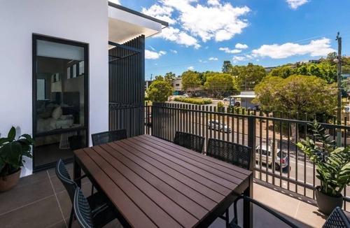 Bulimba Apartment | Executive 3BR Bulimba apartment near Oxford St shops and restaurants