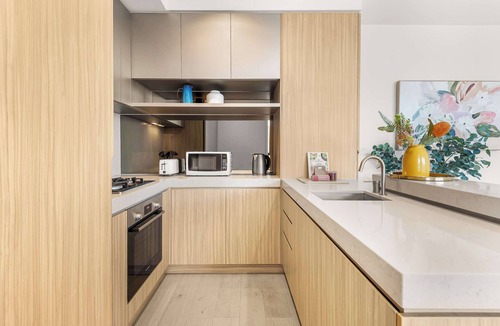 Port Melbourne Apartment | Executive apt. +views +parking in beachside resort