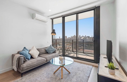 Port Melbourne Apartment | Executive apt. +views +parking in beachside resort