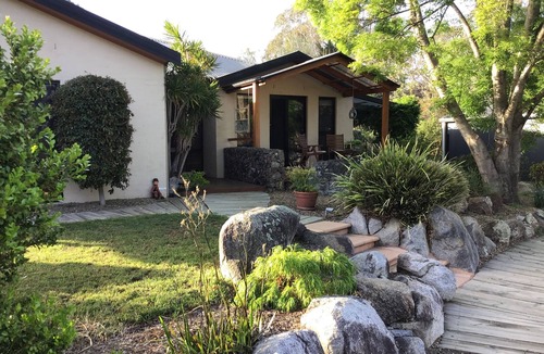 Moruya House | Executive home with pool and handy to beaches. Rural setting. Dog friendly