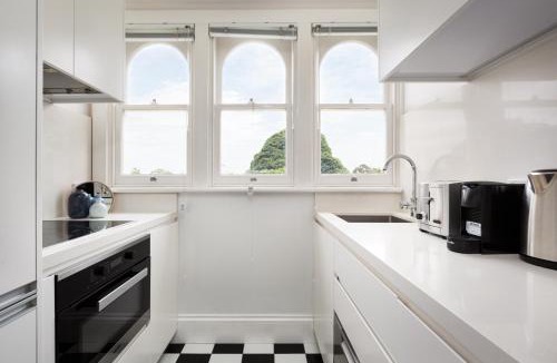 Lewisham Apartment | Executive Studio With Patio Near Trains
