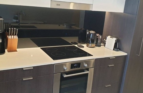 Brisbane Central Business District Apartment | Executively Inspired - 2 Bed 2 Bath Apt on Queen St with Carpark Fast WiFi Rooftop Pool and Sleeps 5