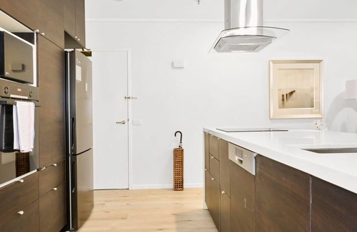 Chinatown Apartment | Exhibition St Retreat with Pool & Parking