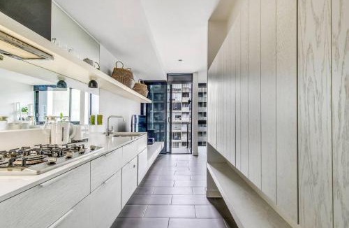 Southbank Apartment | Experience Elegance at a Resort-style Urban Oasis